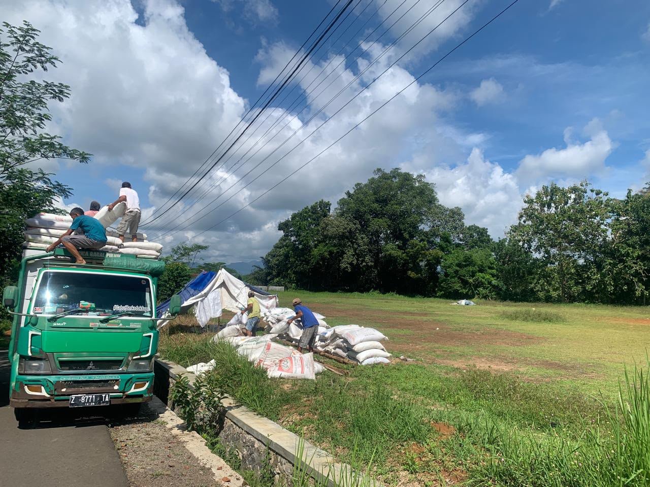 Pemuatan karung ke truk pengiriman di pinggir jalan