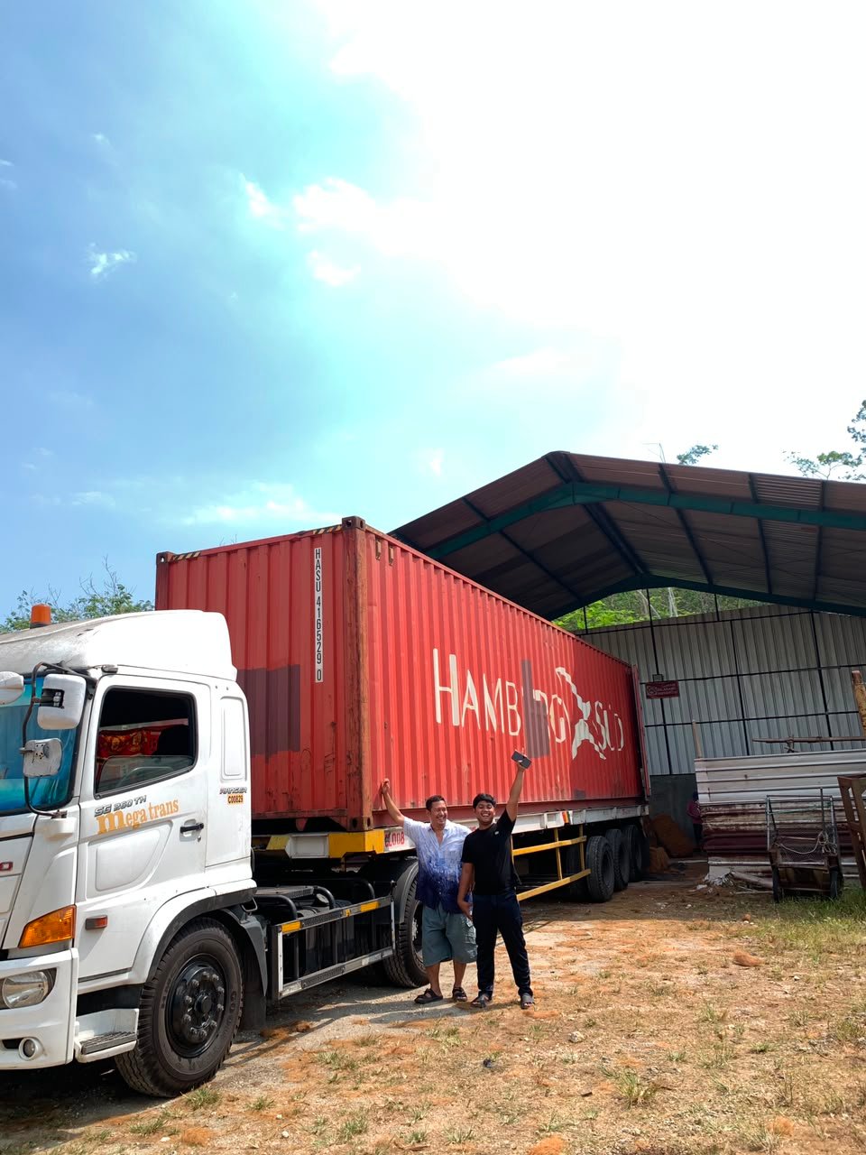 Truk kontainer ekspor bersiap di area gudang