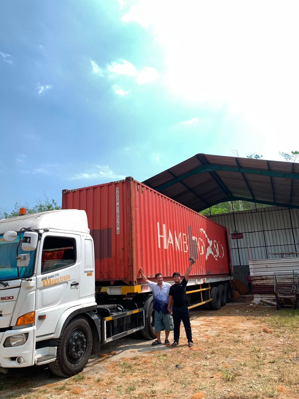 Truk kontainer ekspor siap berangkat dari gudang