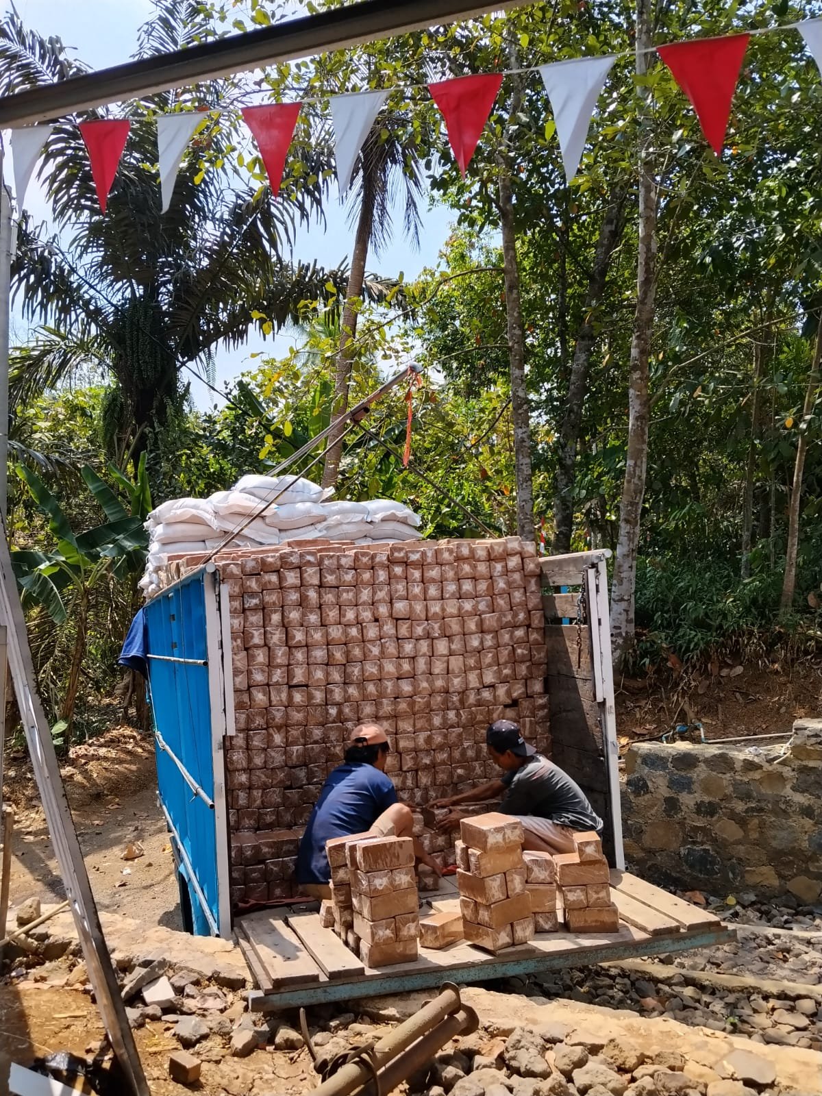 Pekerja memuat Coco Brick ke truk pengiriman
