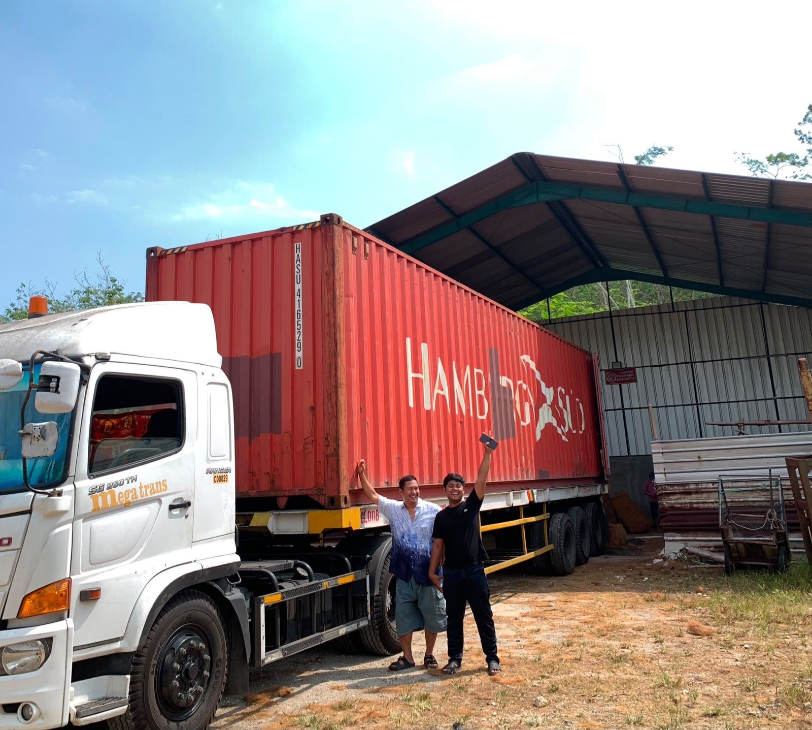 Tim Cocopeat Kita mengangkat tangan di depan truk kontainer ekspor Hamburg Süd